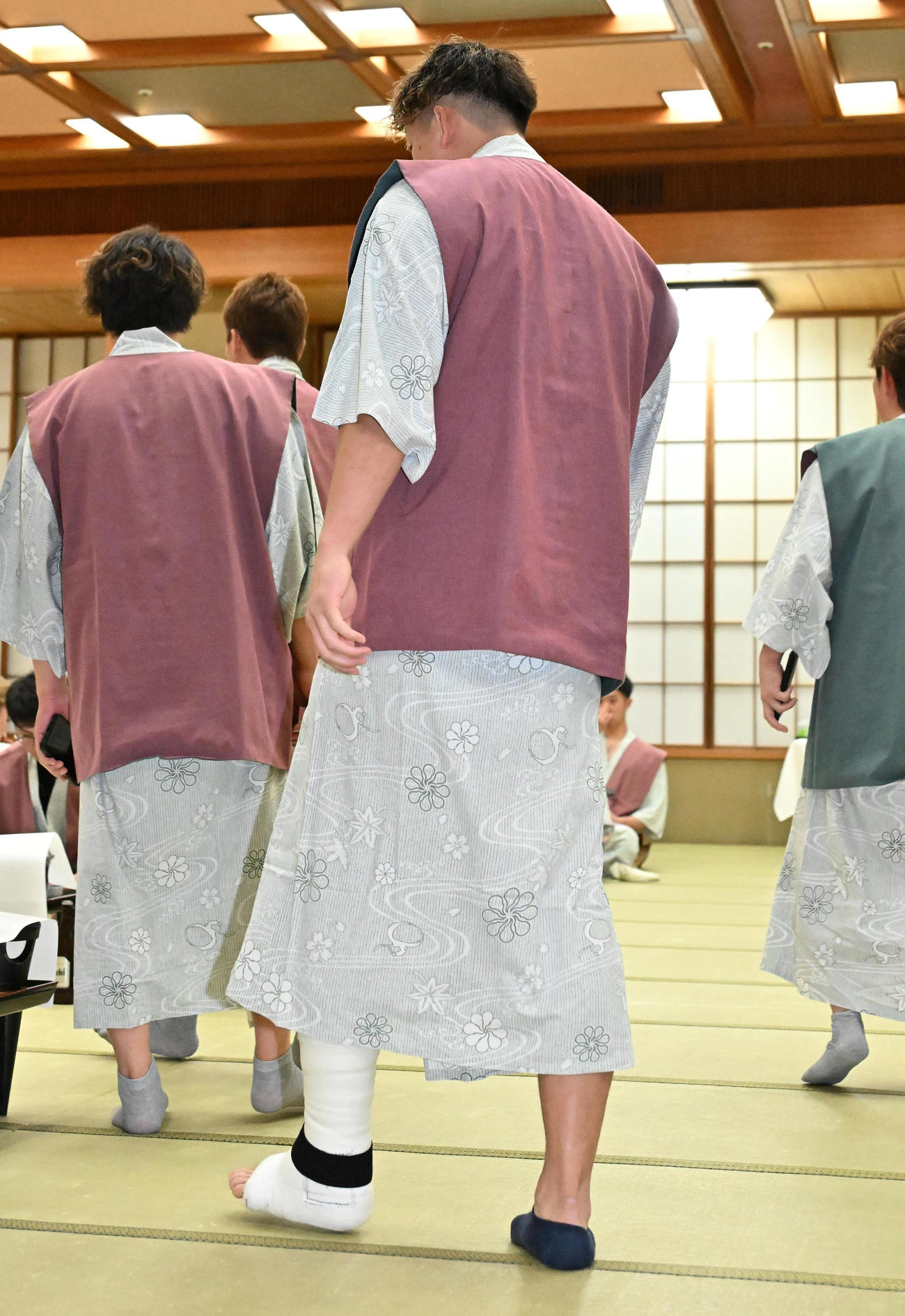 選手会納会に足にギブスを付け参加するオリックス杉本（撮影・石井愛子）
