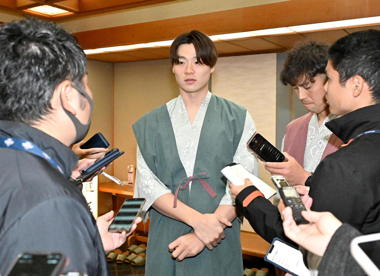 報道陣の質問に答えるオリックス山崎福（撮影・石井愛子）