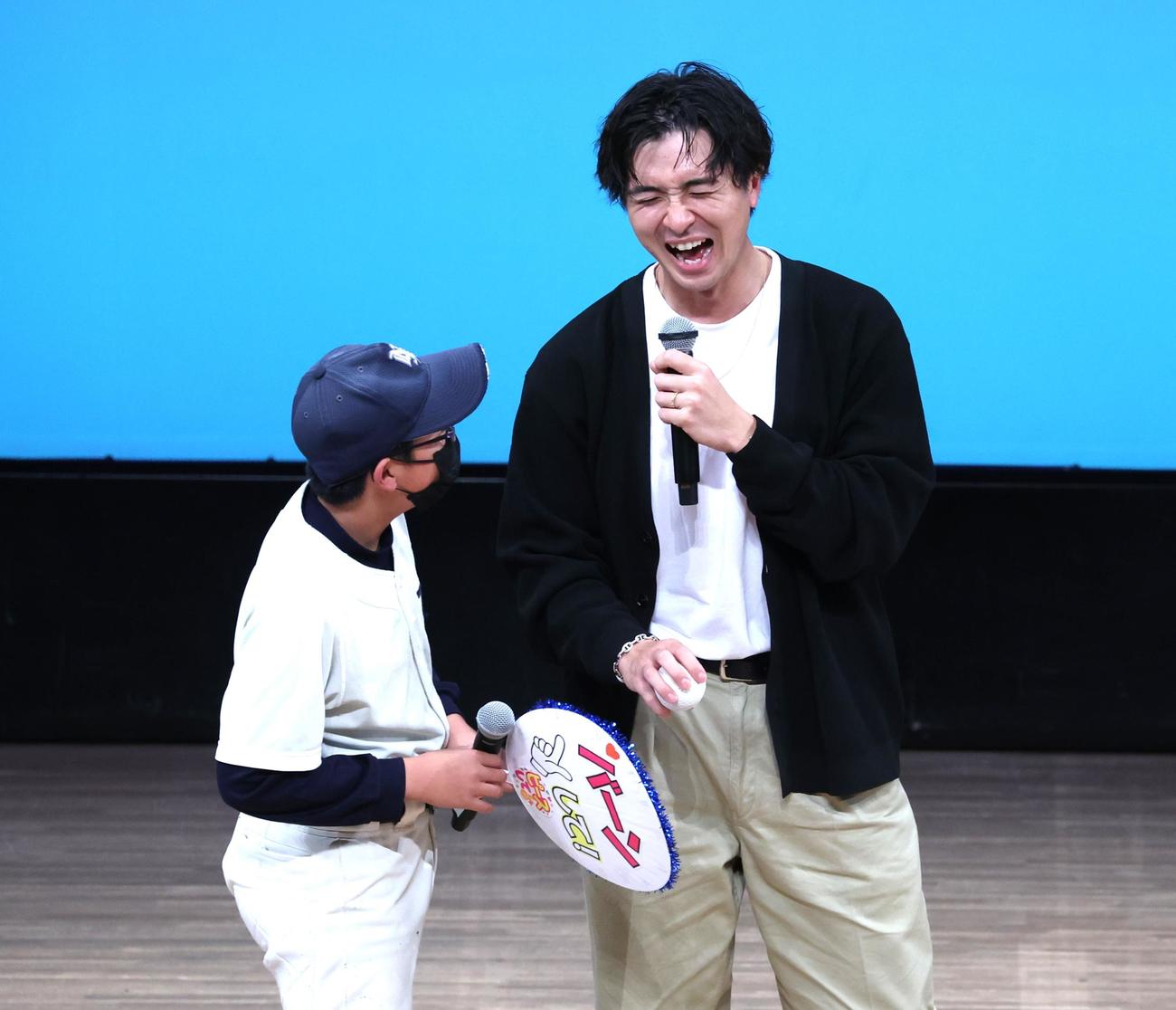トークイベントで少年野球チームの子どもにボールの握りを教える上沢（撮影・黒川智章）