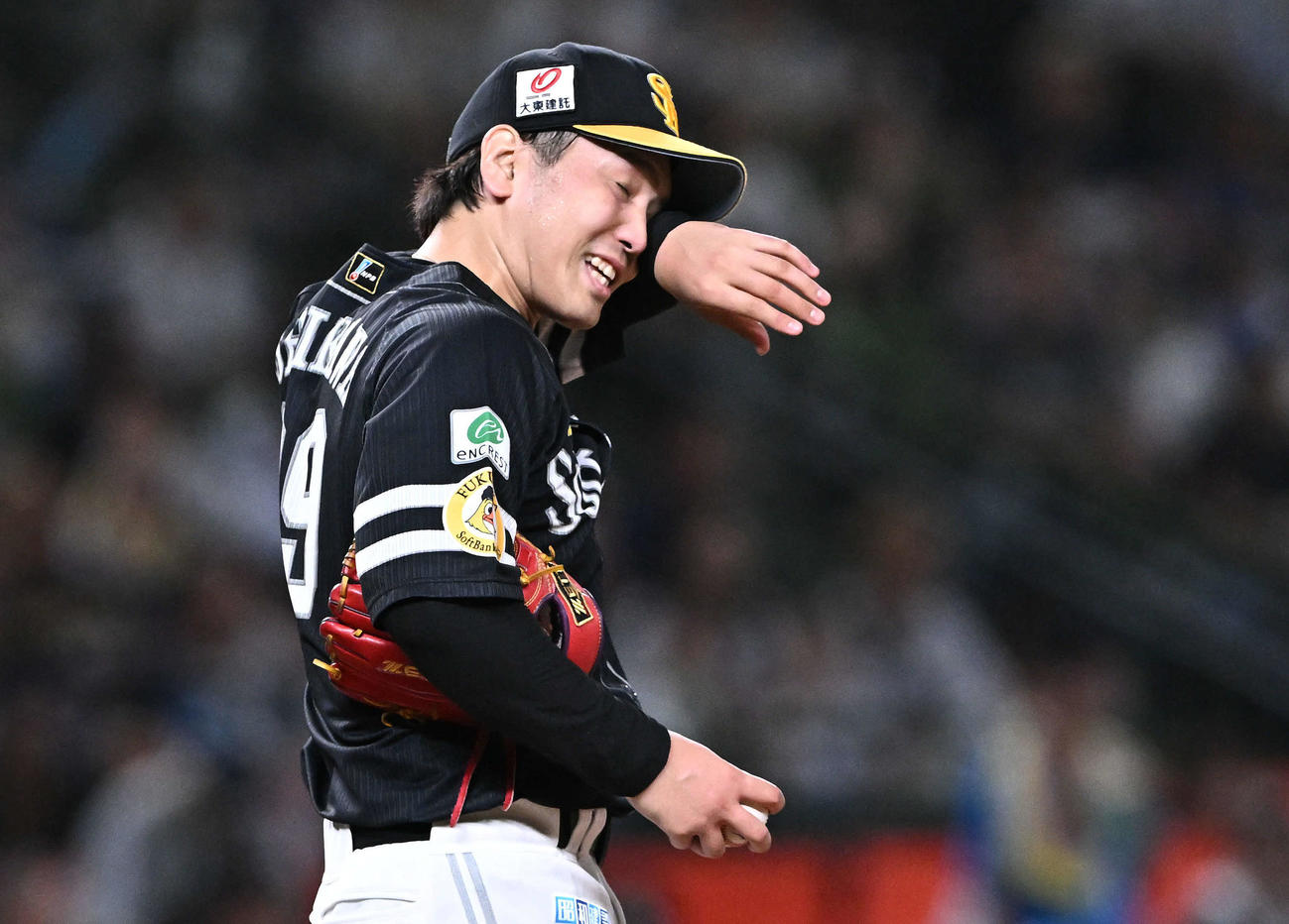 9月1日、西武対ソフトバンク　汗をぬぐうソフトバンク先発の石川