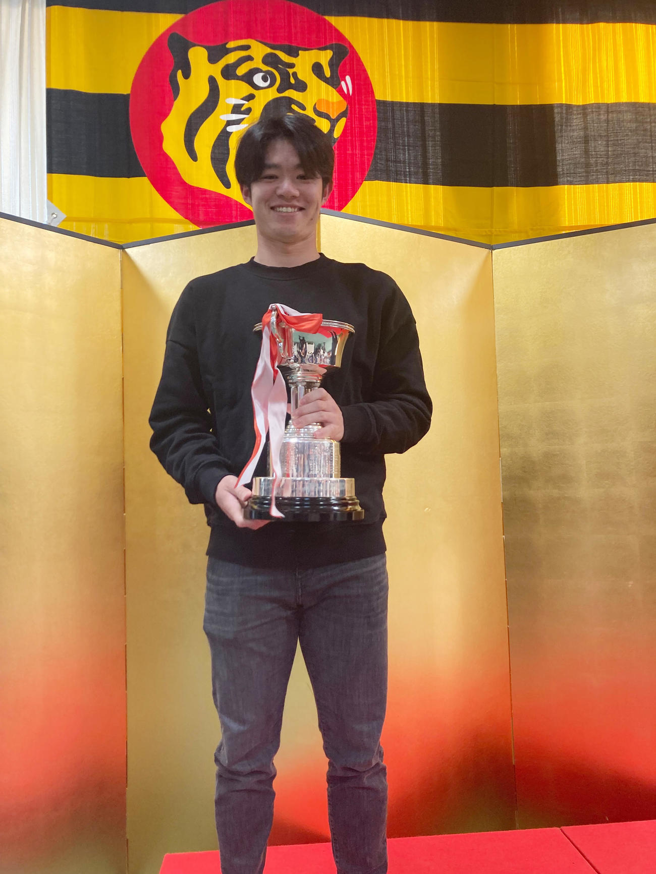 タイガース杯ゴルフ優勝の中野（球団提供）