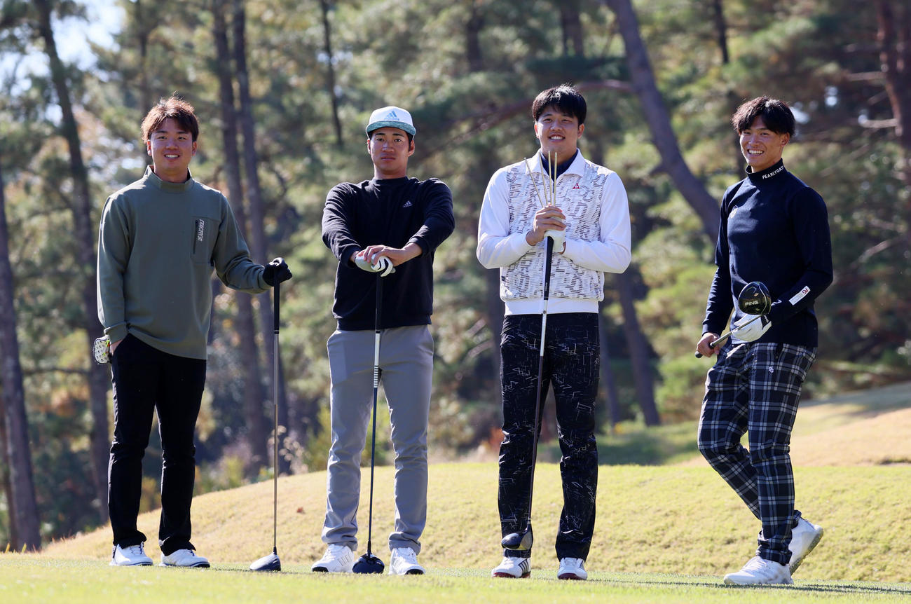 1番、ティーグラウンドで記念写真に納まる左から村上、岩田、才木、湯浅（撮影・加藤哉）