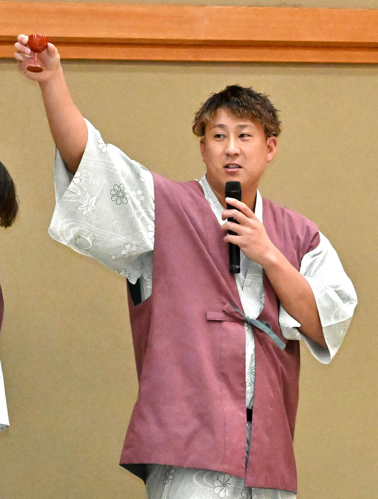 選手会納会であいさつをするオリックス杉本（撮影・石井愛子）