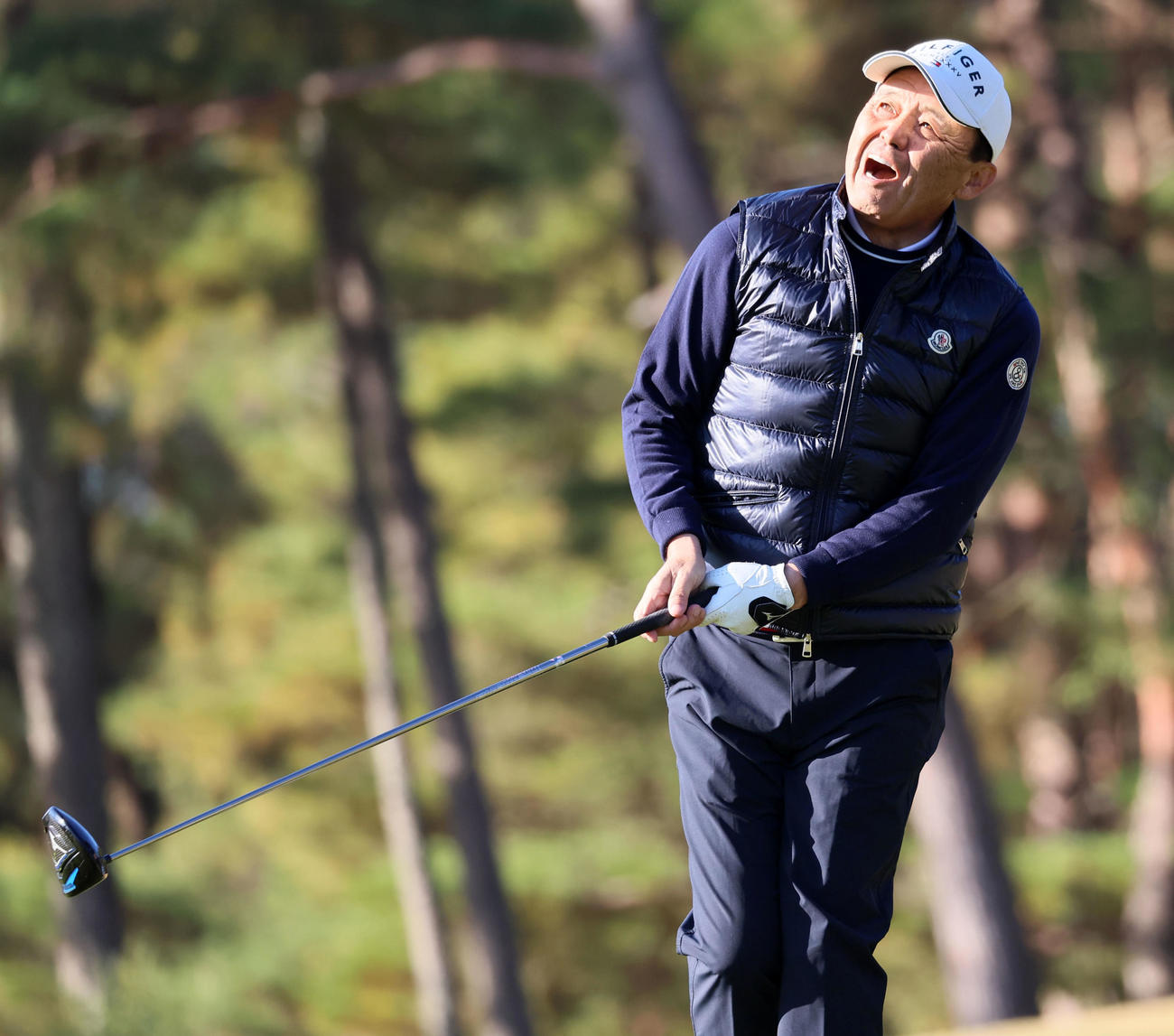 1番、ティーショットを放つ岡田監督（撮影・加藤哉）