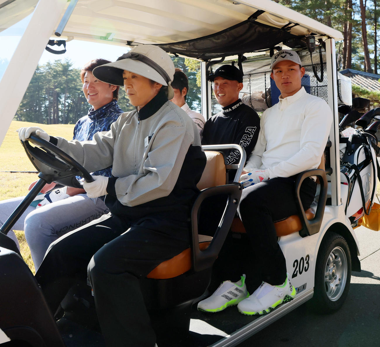 1番、ティーグラウンドを打ち終えカートで移動する森下。左から渡辺諒、井坪陽、高浜（撮影・加藤哉）