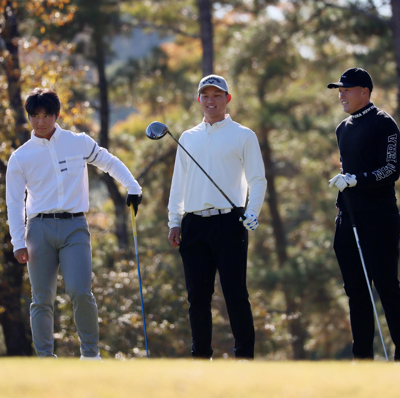1番、ティーグラウンドでドライバーを手に笑顔を見せる森下。左は井坪、右は高浜（撮影・加藤哉）