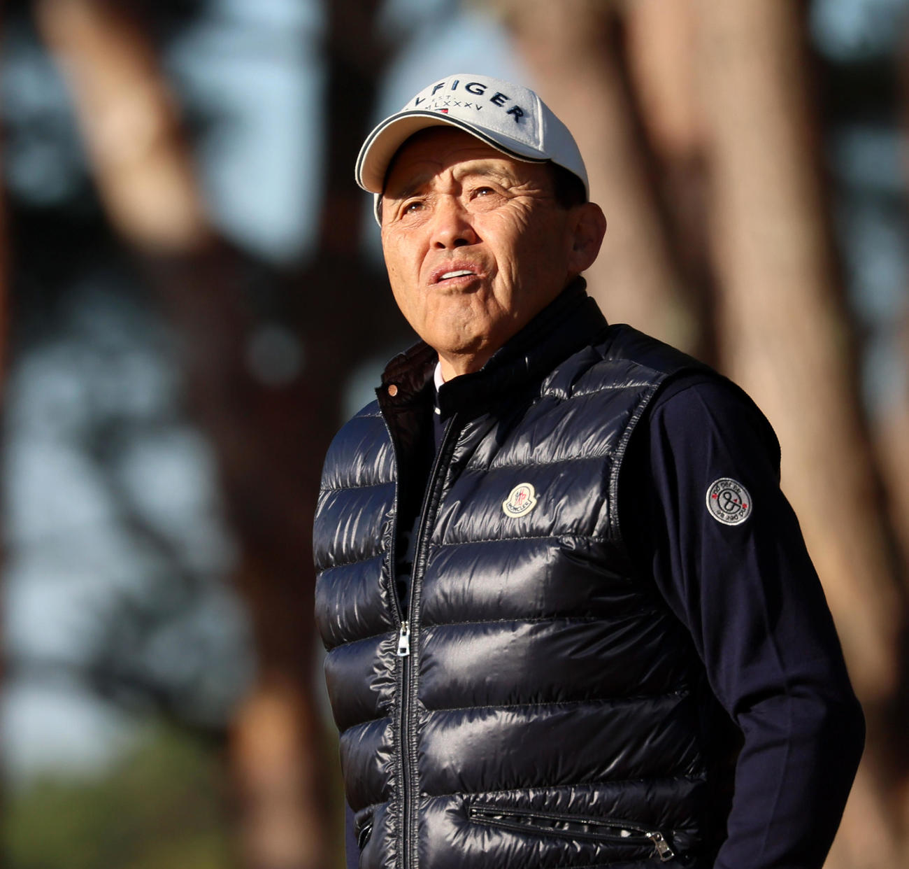 1番、前の組のプレーを見つめる岡田監督（撮影・加藤哉）