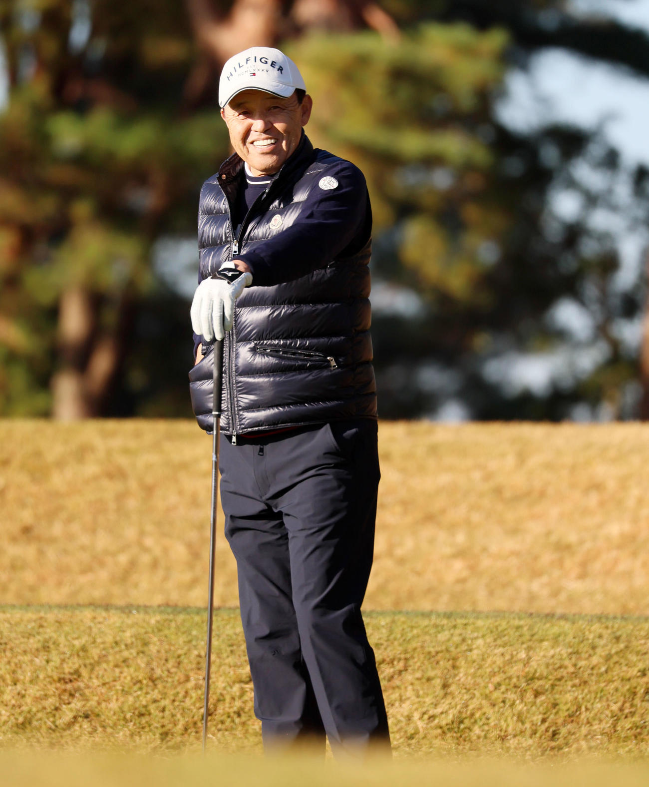 1番、ティーショットを前に笑顔を見せる岡田監督（撮影・加藤哉）