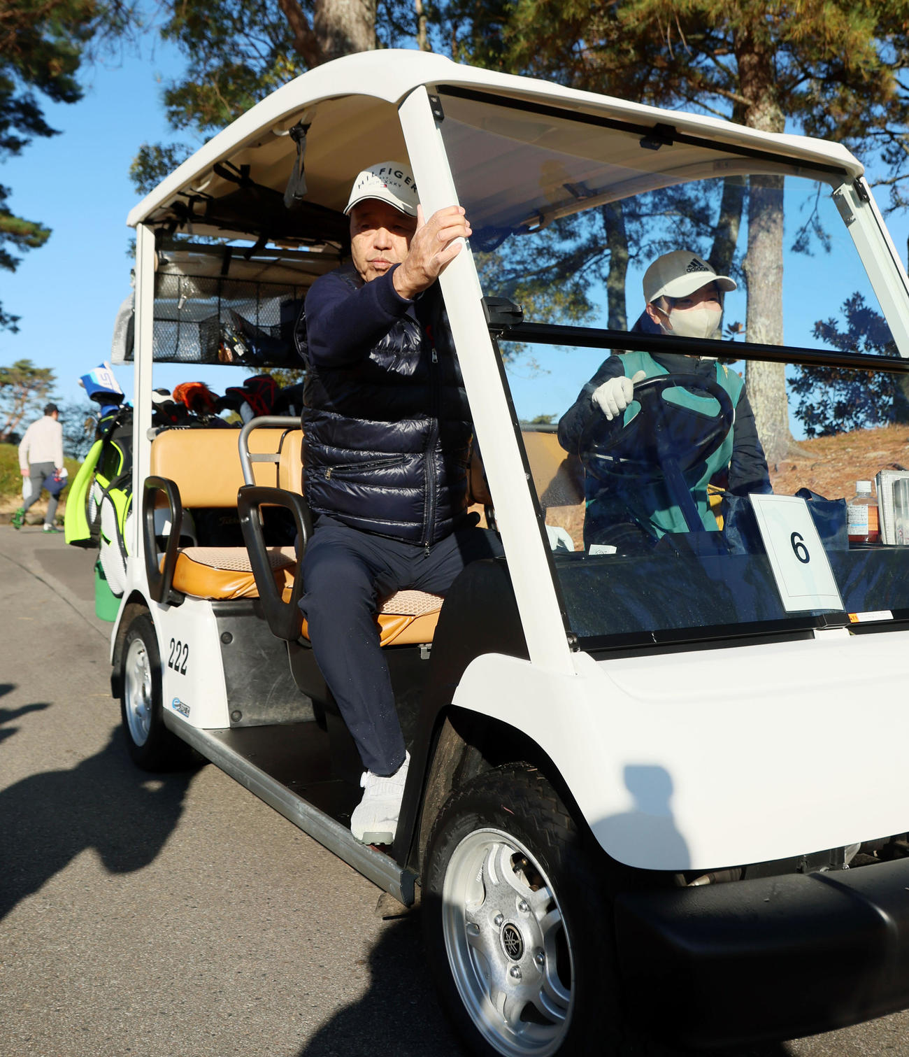 1番、ティーショットを打ち終えカートで移動する岡田監督（撮影・加藤哉）
