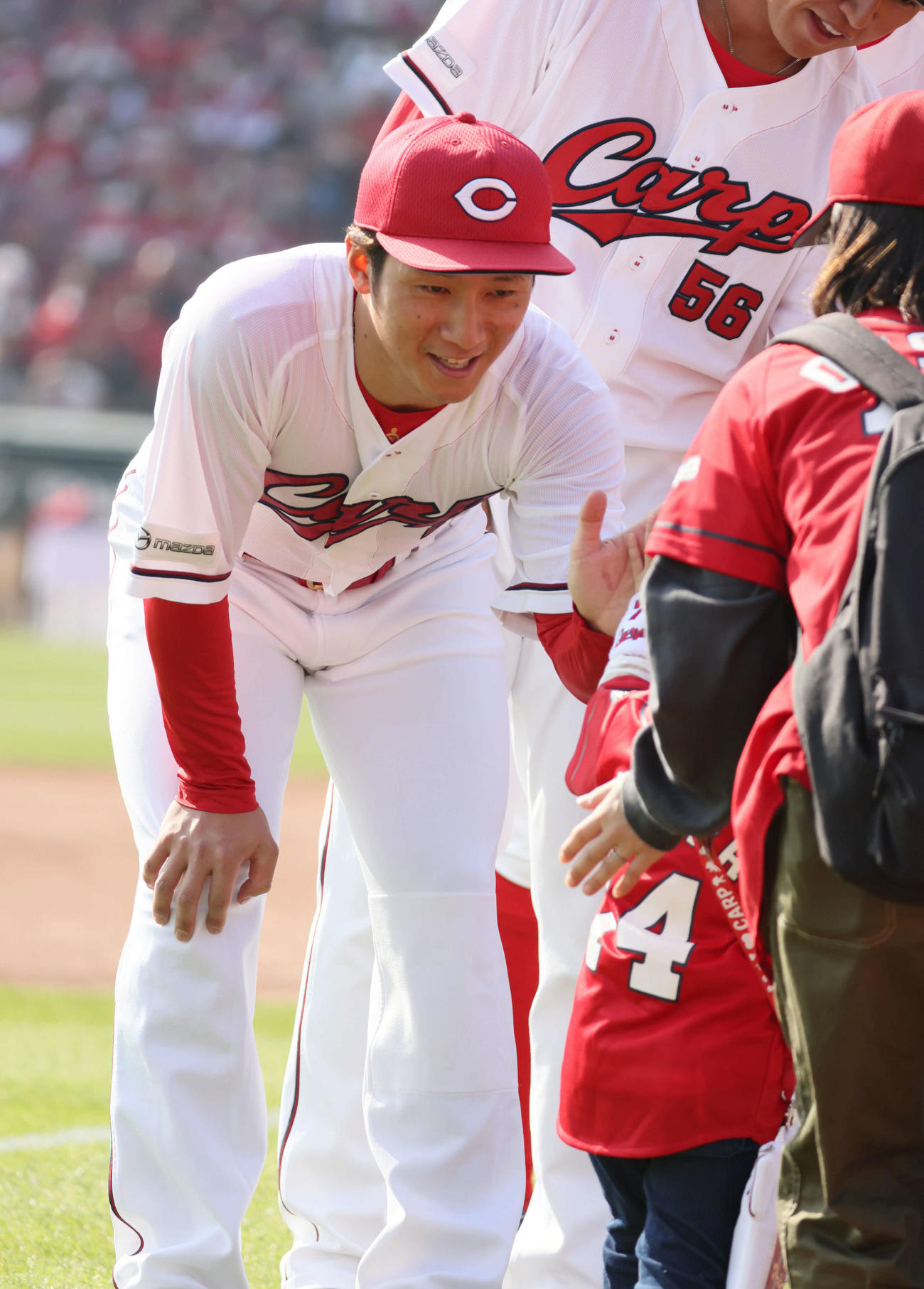 広島ファン感謝デー　オリックスにFA移籍が決まった西川龍馬も参加して、ファンとハイタッチを行った（撮影・加藤孝規）