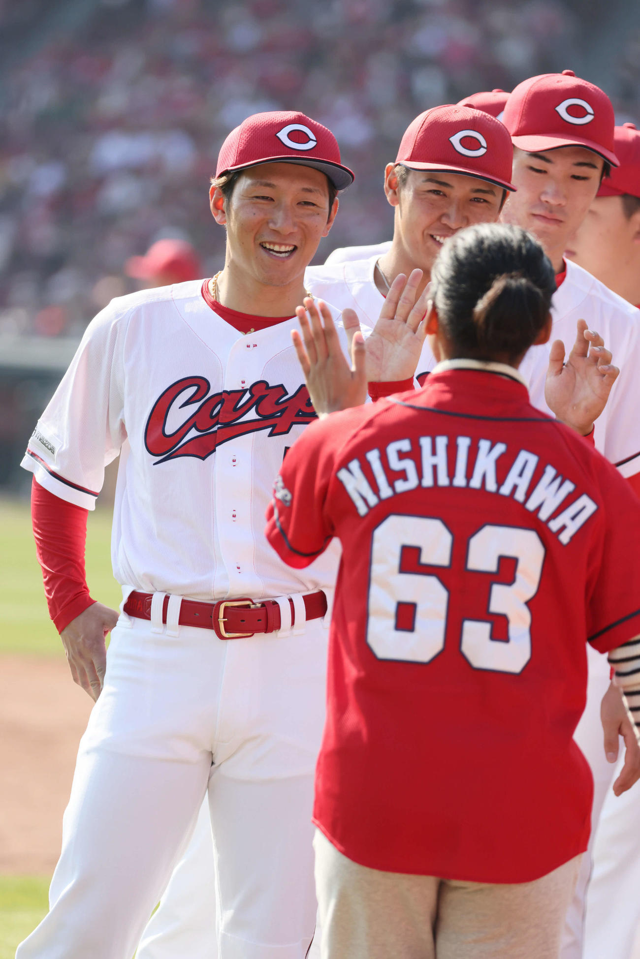 広島ファン感謝デー　オリックスにFA移籍が決まった西川龍馬も参加して、ファンとハイタッチを行った（撮影・加藤孝規）
