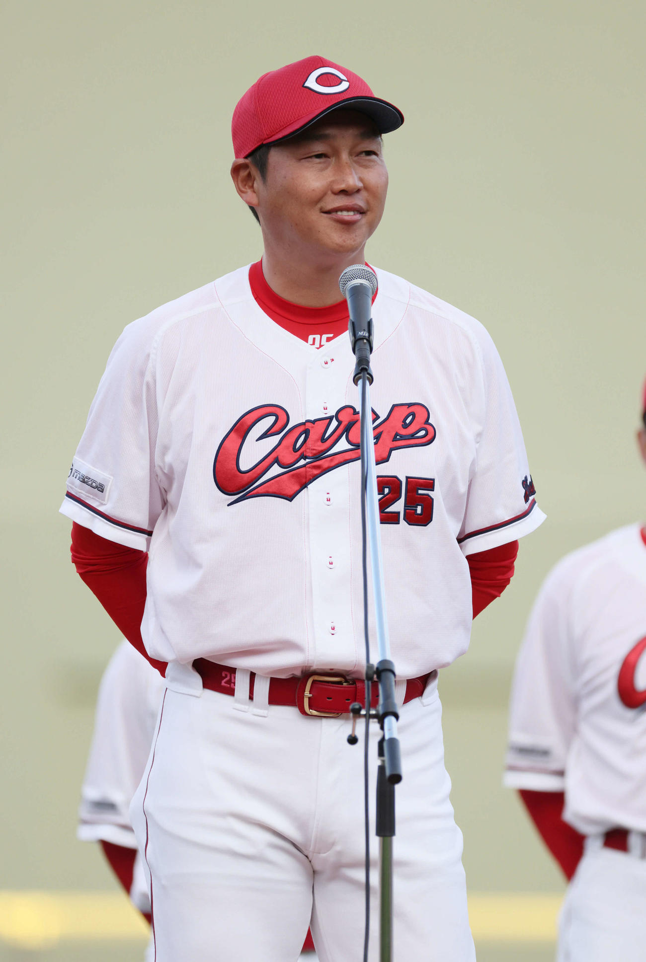 広島ファン感謝デー　あいさつをする新井監督（撮影・加藤孝規）