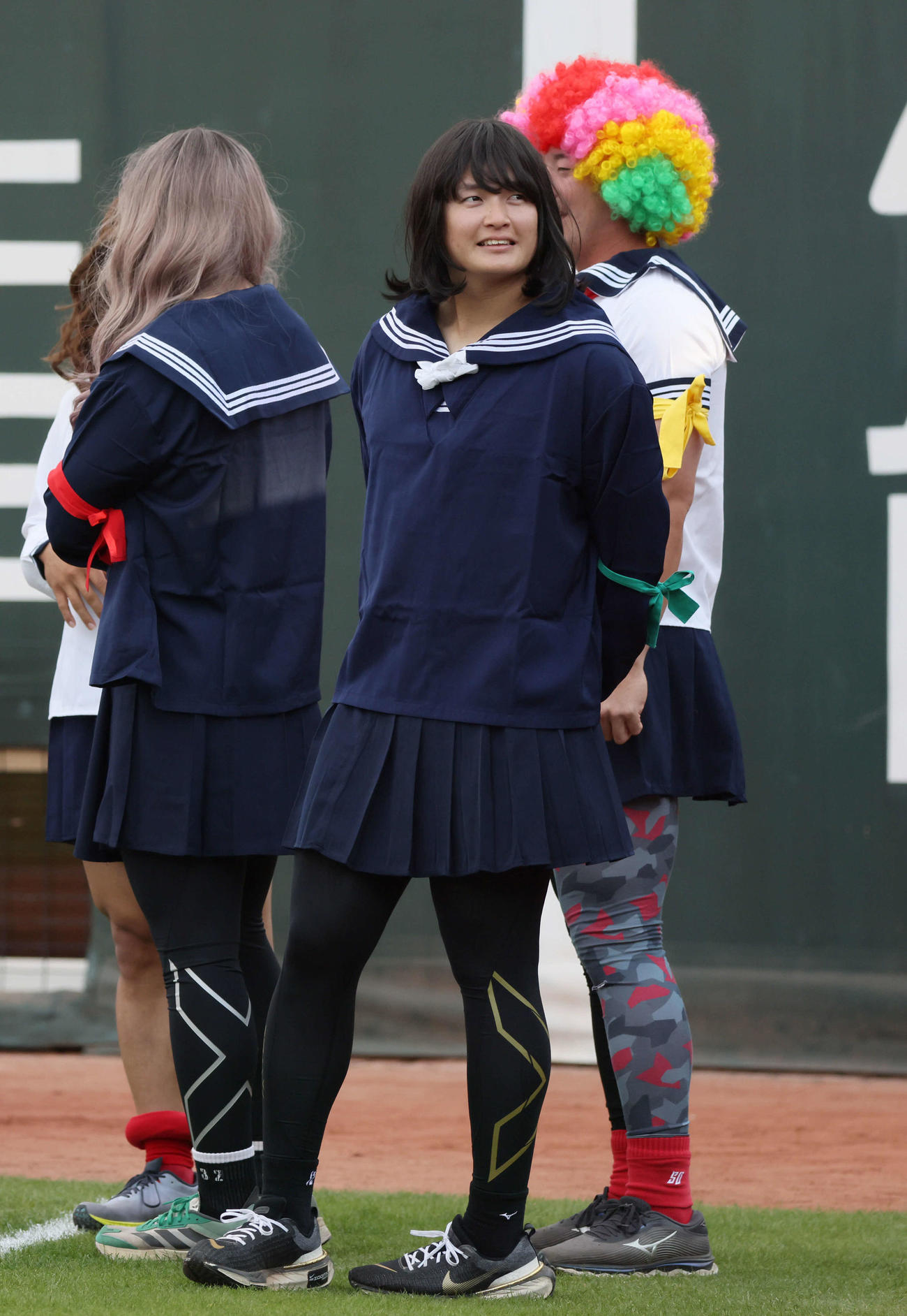 広島ファン感謝デー　障害物競走でセーラー服姿となった大道は最優秀選手賞を獲得（撮影・加藤孝規）