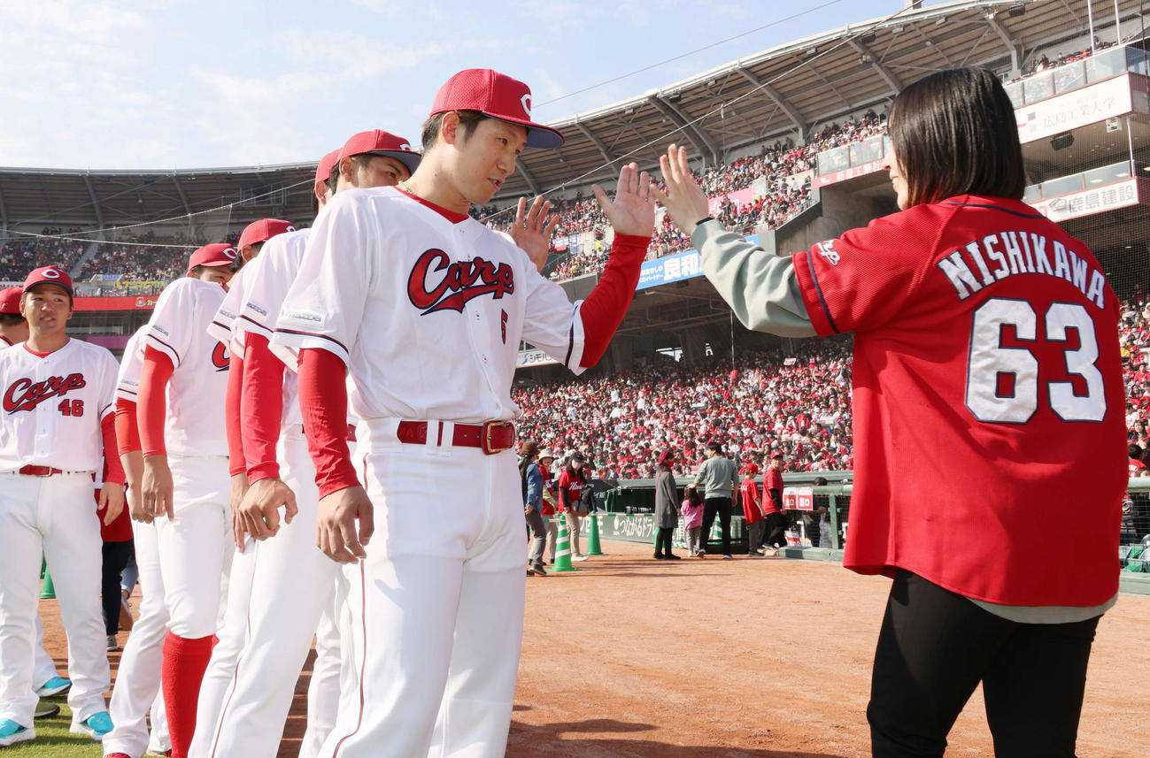 広島ファン感謝デー　オリックスにFA移籍が決まった西川龍馬も参加して、ファンとハイタッチを行った（撮影・加藤孝規）