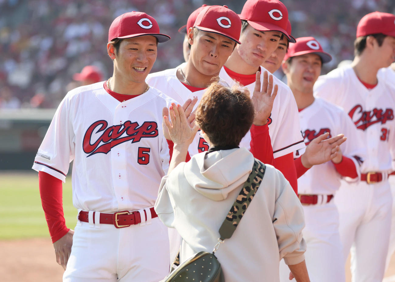 広島ファン感謝デー　オリックスにFA移籍が決まった西川龍馬（左）も参加して、ファンとハイタッチを行った（撮影・加藤孝規）