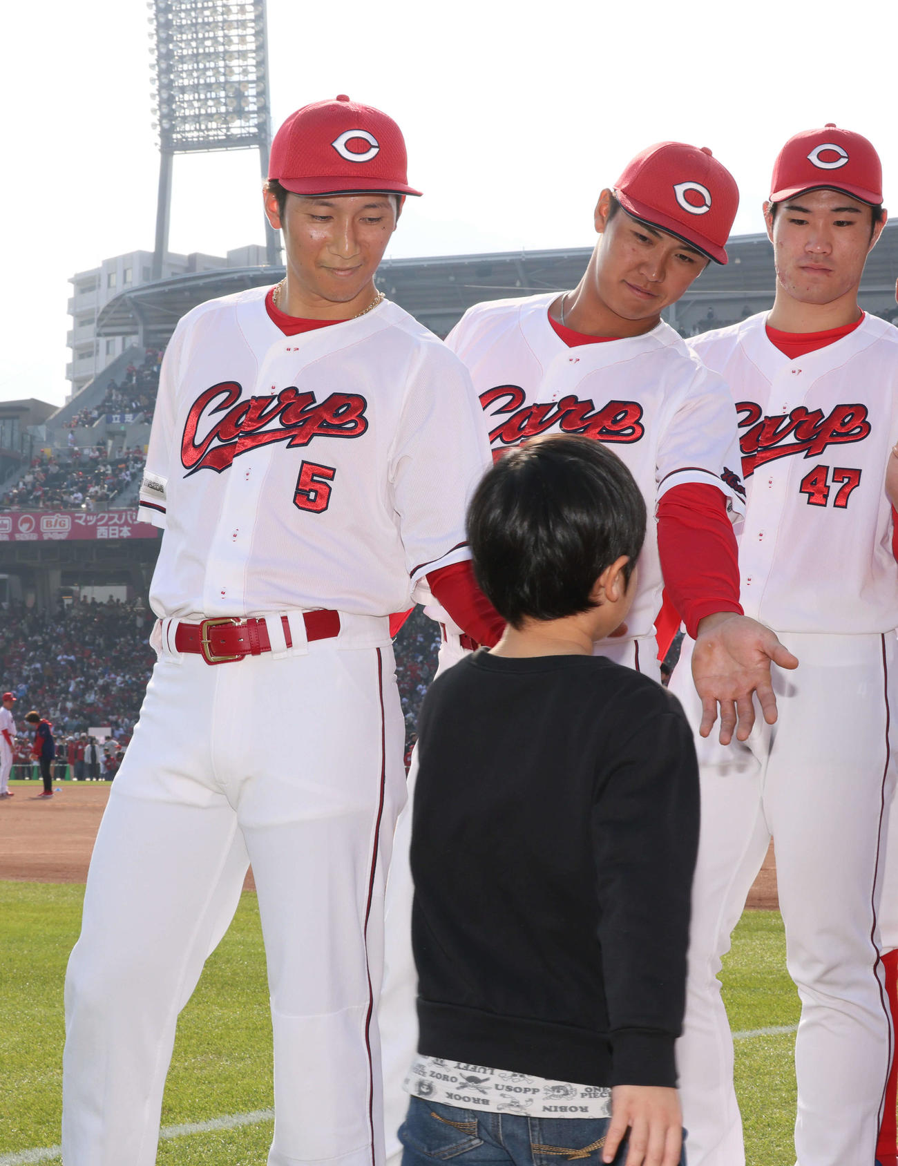 広島ファン感謝デー　オリックスにFA移籍が決まった西川龍馬（左）も参加して、ファンとハイタッチを行った（撮影・加藤孝規）