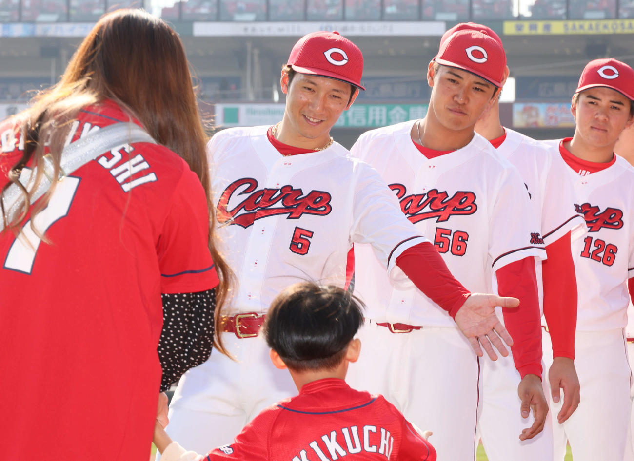 広島ファン感謝デー　オリックスにFA移籍が決まった西川龍馬（中央）も参加して、ファンとハイタッチを行った（撮影・加藤孝規）