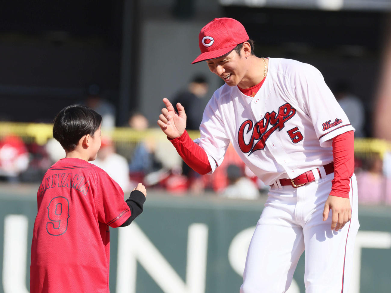 広島ファン感謝デー　オリックスにFA移籍が決まった西川も参加、ベースランニングするファンとハイタッチを行った（撮影・加藤孝規）