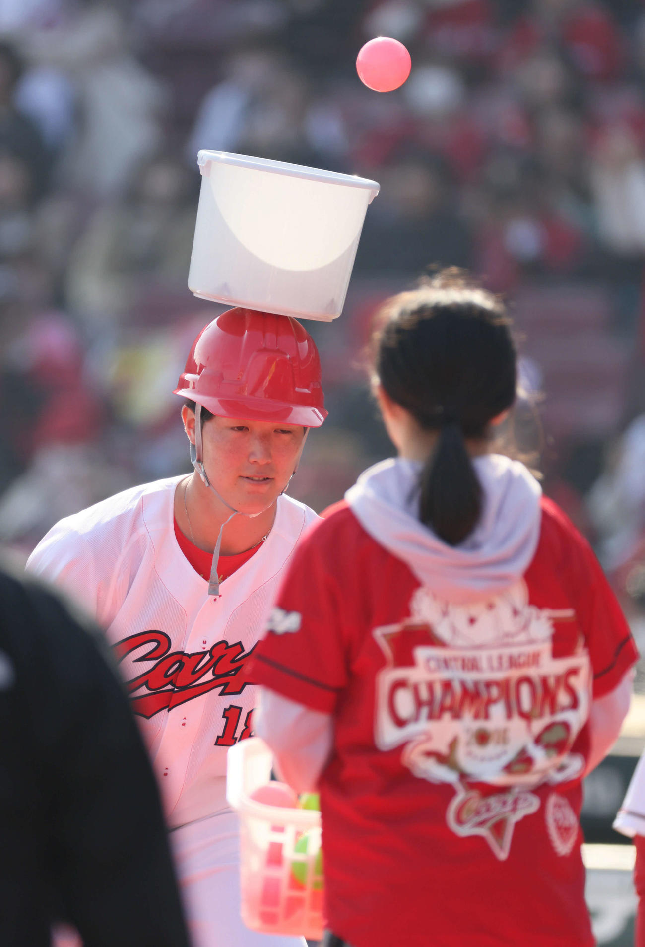広島ファン感謝デー　ファンと交流する森下（撮影・加藤孝規）