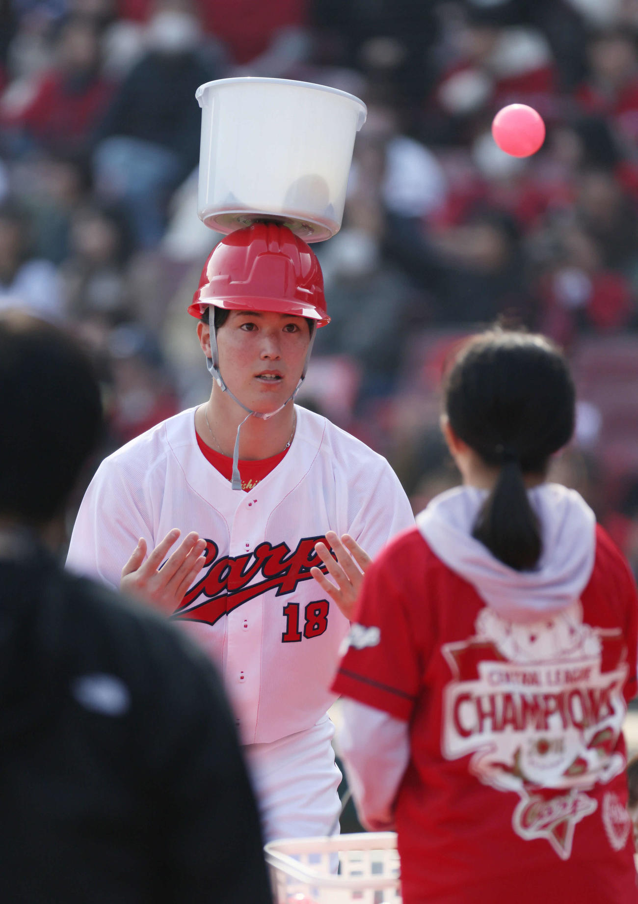 広島ファン感謝デー　ファンと交流する森下（撮影・加藤孝規）