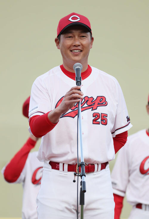 広島ファン感謝デー あいさつをする新井監督(撮影・加藤孝規)