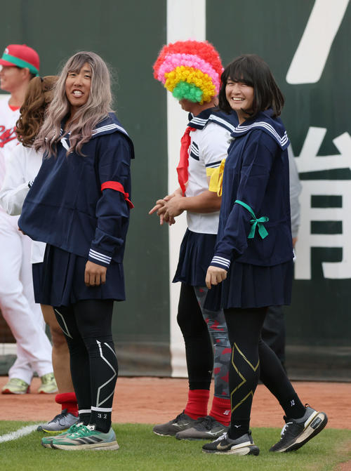 広島ファン感謝デー 障害物競走でセーラー服姿となった大道(右)は最優秀選手賞を獲得。左は石原(撮影・加藤孝規)