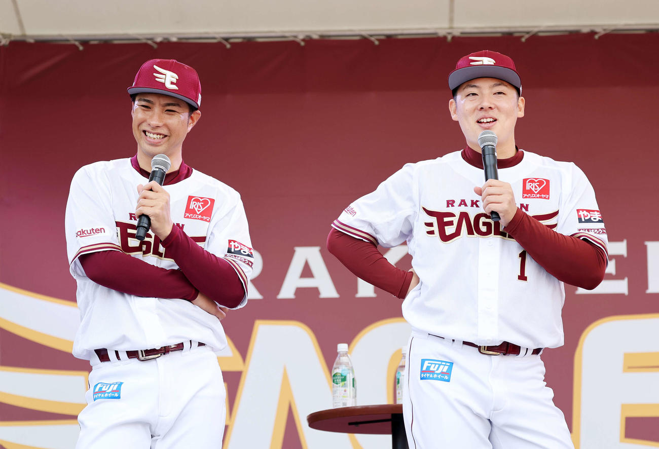 スペシャルトークショーで笑顔を見せる楽天辛島（左）と松井裕（撮影・鈴木正人）