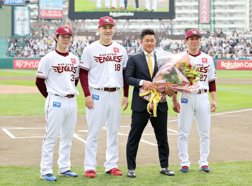 写真に納まる、左から島内、田中将、銀次、岡島（撮影・鈴木正人）