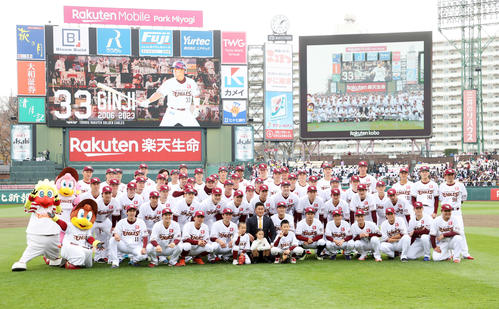 楽天銀次を中心に写真に納まる選手たち（撮影・鈴木正人）