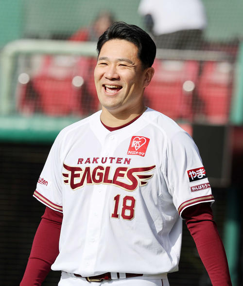 笑顔を見せる楽天田中将（撮影・鈴木正人）
