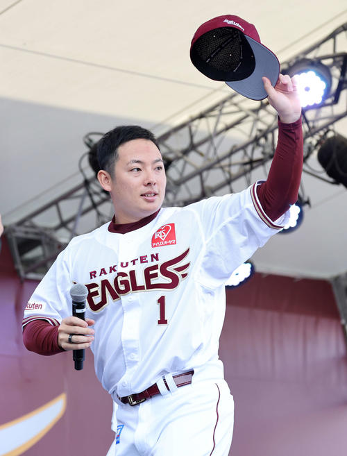 スペシャルトークショーを終えファンに帽子を振り引き揚げる楽天松井裕（撮影・鈴木正人）