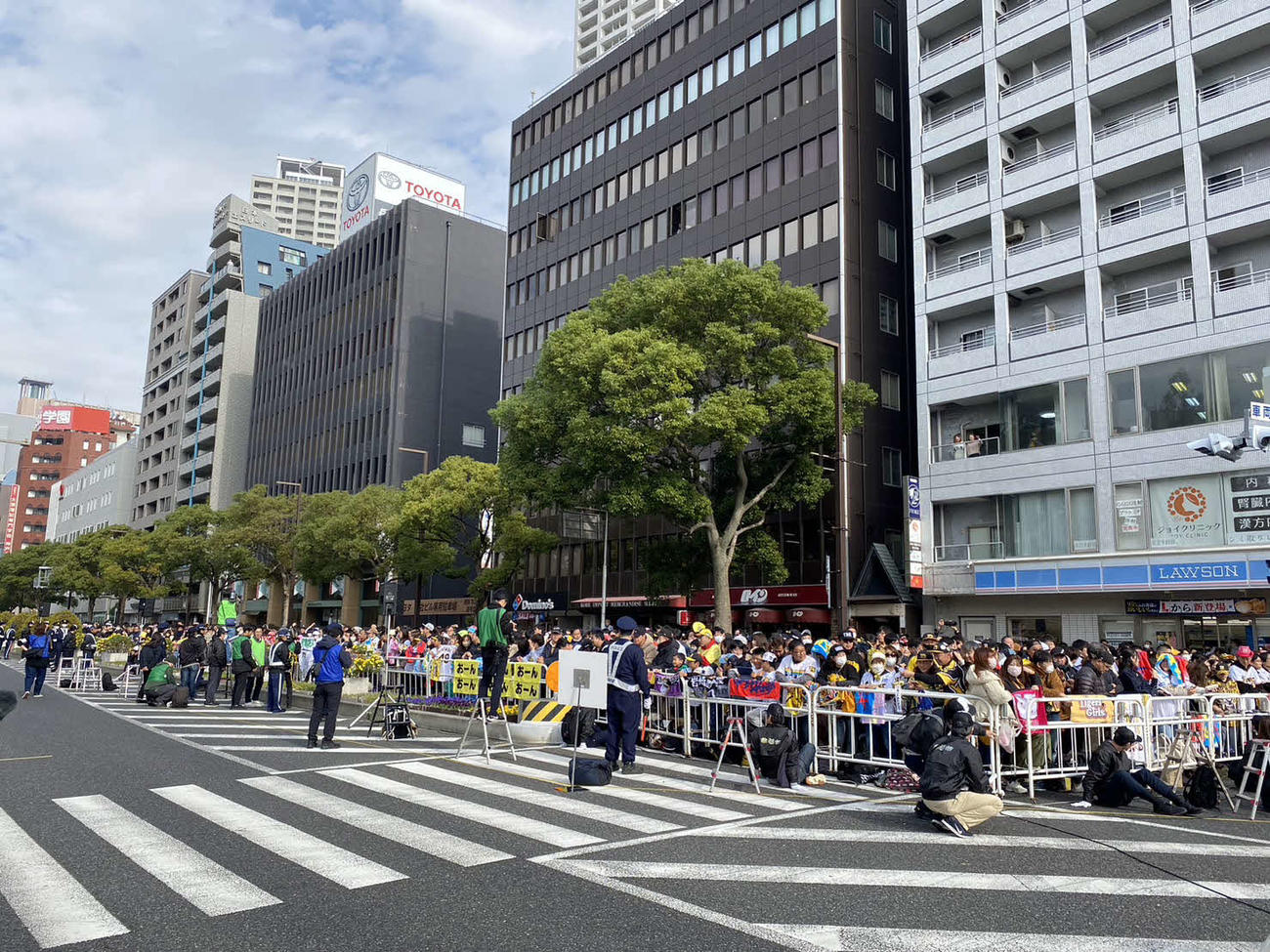 パレード開始をスタート地点で待ちわびる阪神ファン