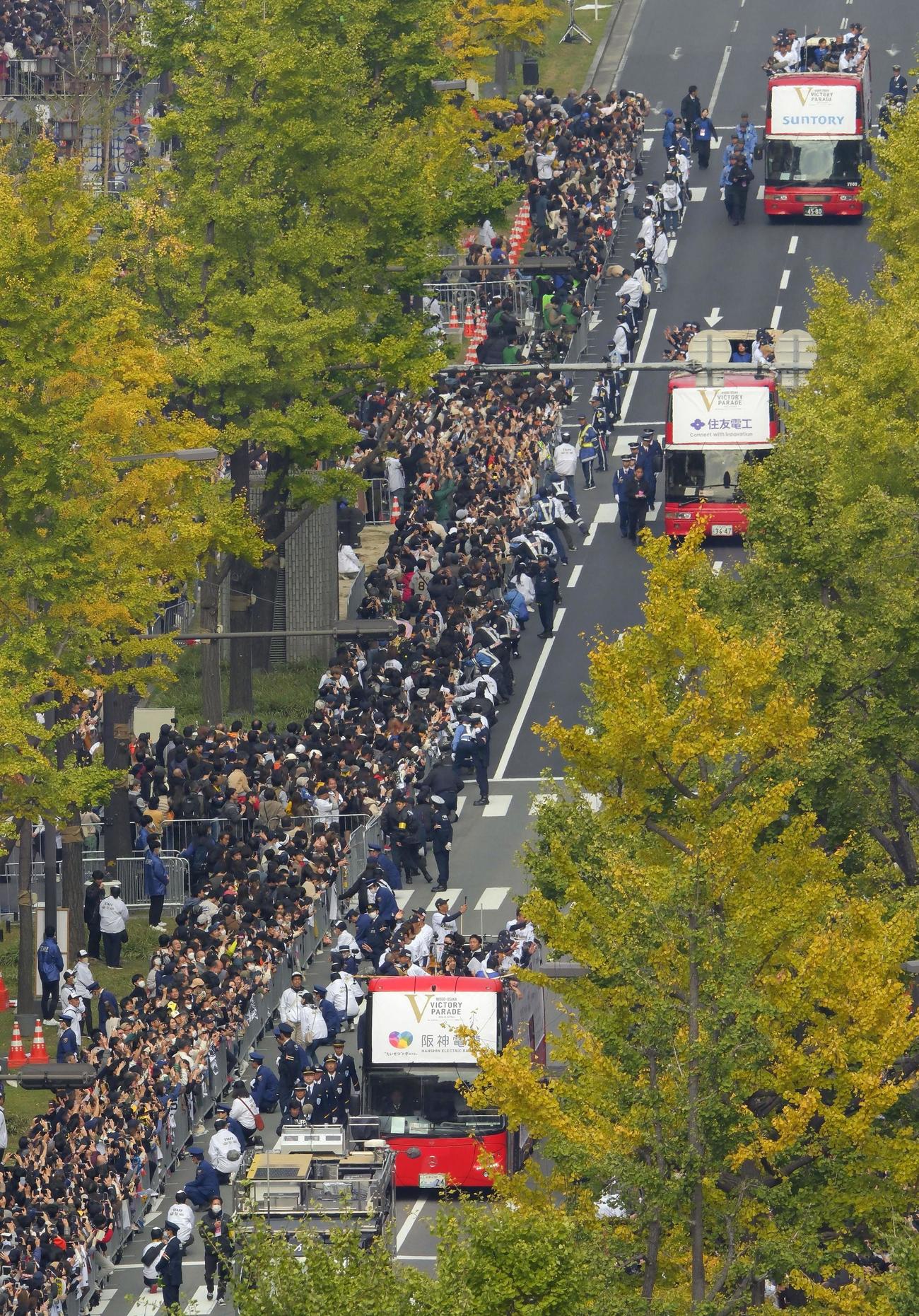 大阪・御堂筋で行われたオリックスの優勝パレード（共同）