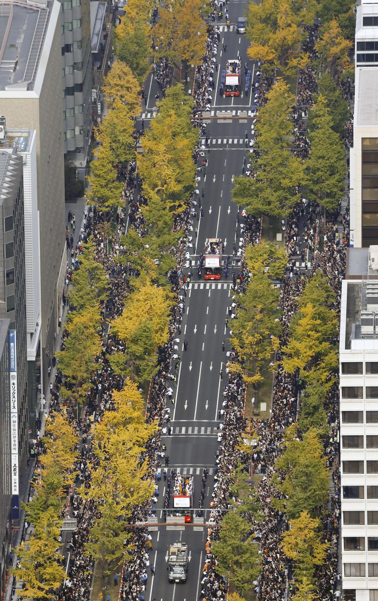 大阪・御堂筋で行われたオリックスの優勝パレード（共同通信社ヘリから）