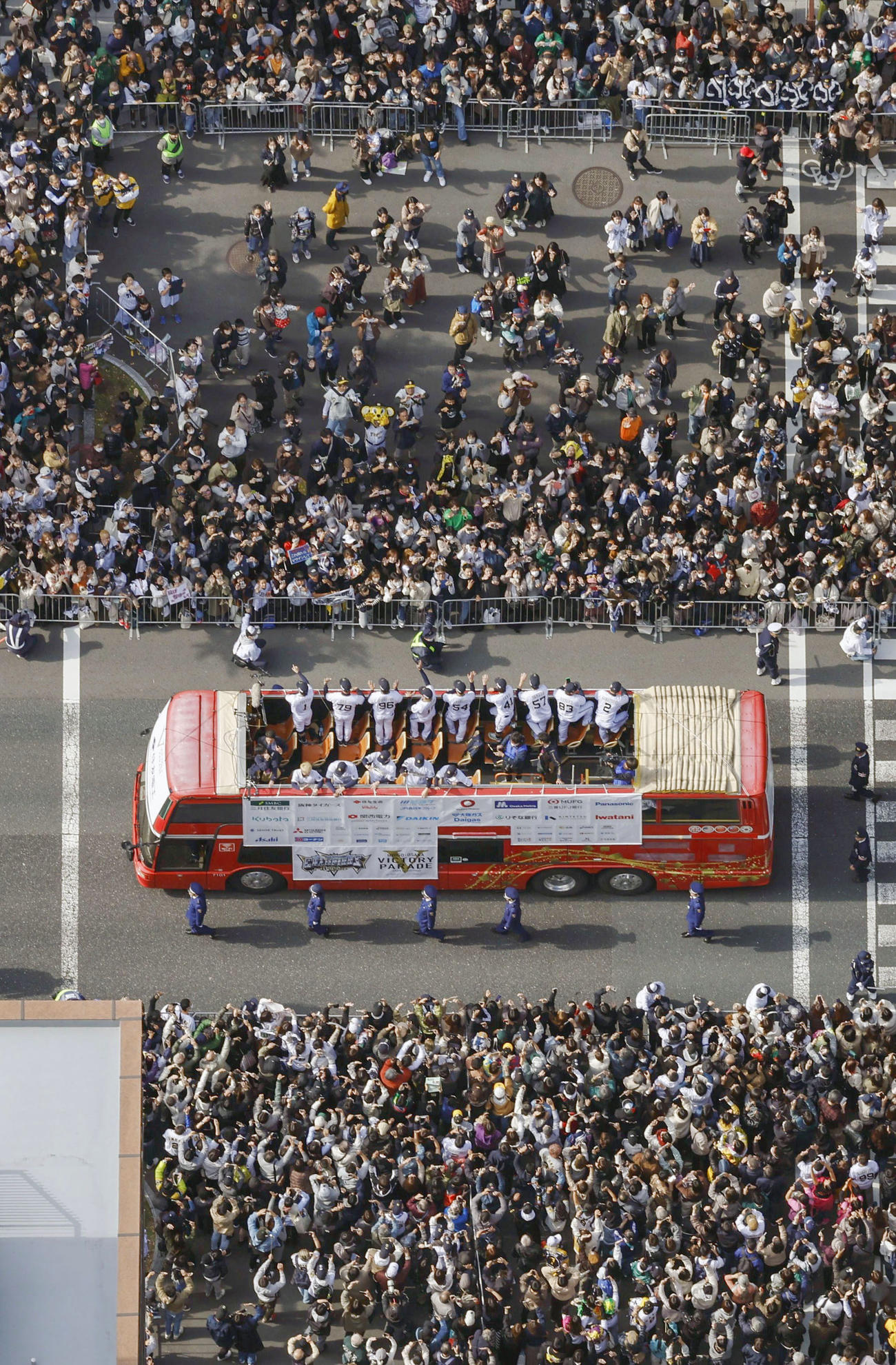 大阪・御堂筋で行われたオリックスの優勝パレード（共同通信社ヘリから）