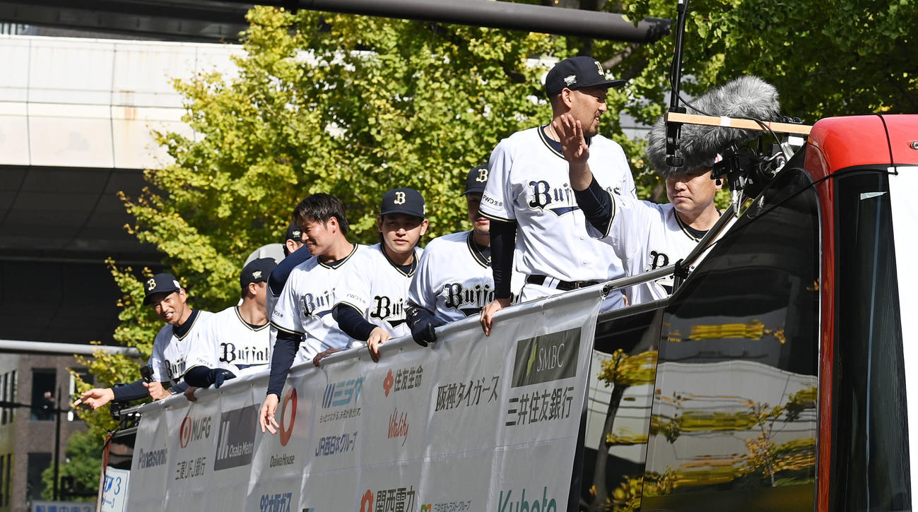 大阪での優勝パレードでファンの声援に応える中嶋監督（右）らオリックスナイン（撮影・前岡正明）