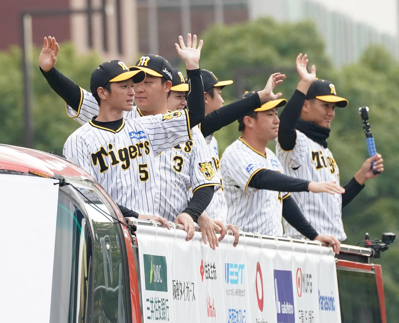 詰めかけたファンに手を振る近本（左）ら阪神ナイン（撮影・森本幸一）