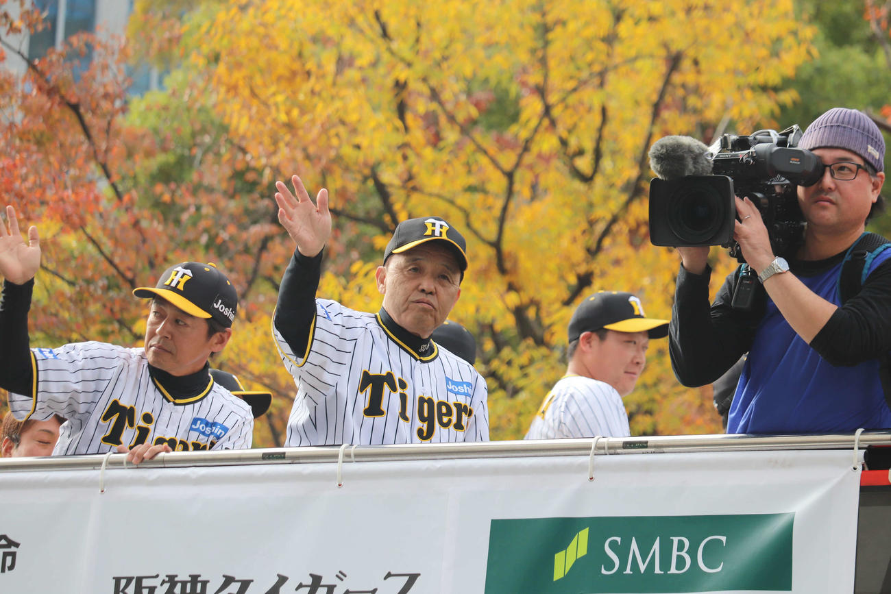 パレードを行う岡田彰布監督（撮影・波部俊之介）