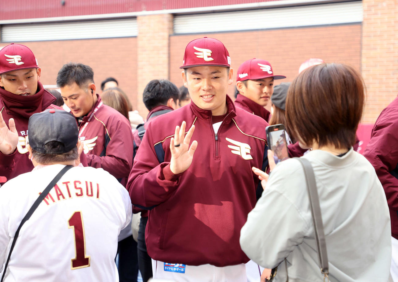 タッチでファンを迎える楽天松井裕（撮影・鈴木正人）