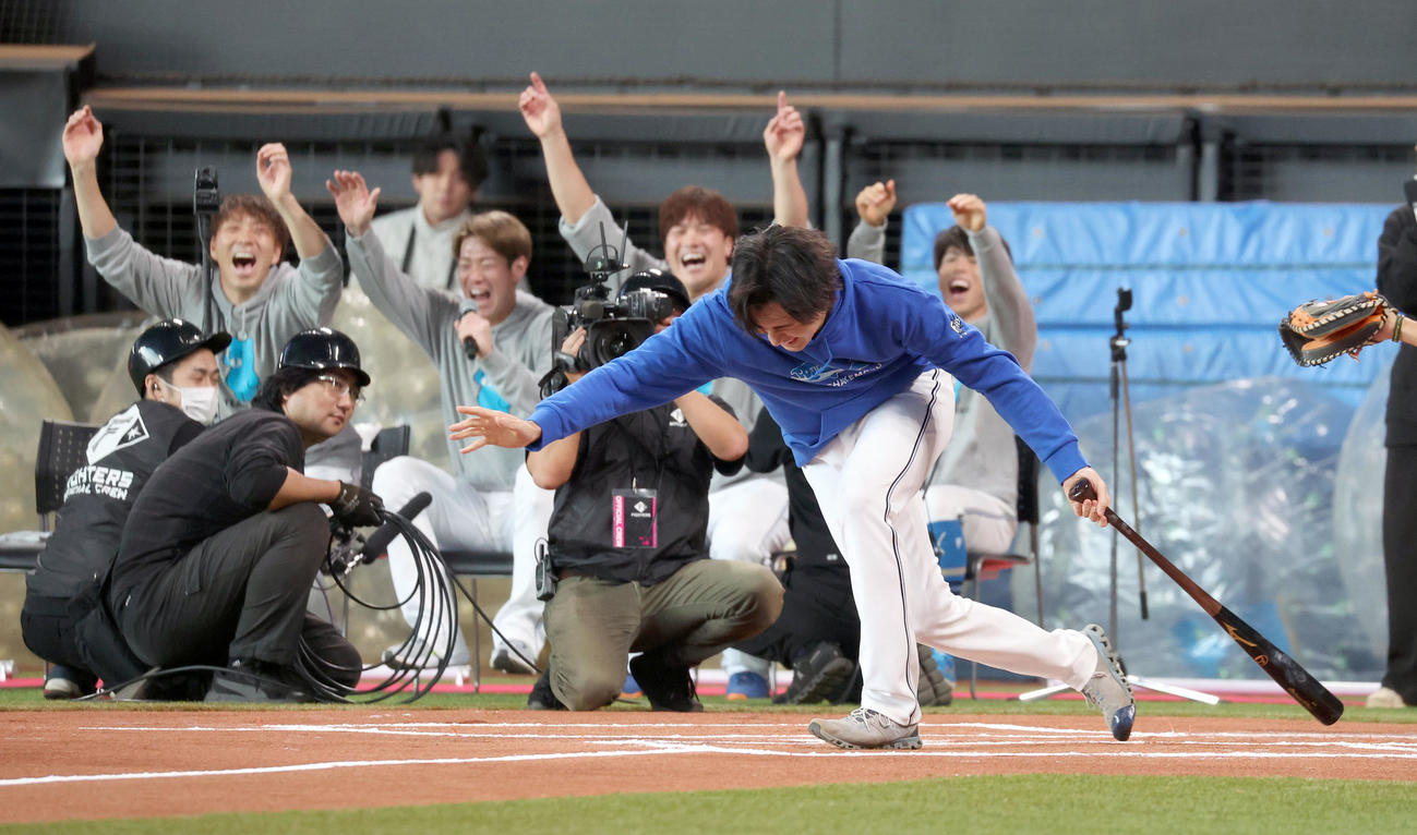 ファンフェスティバルのリアル野球盤で空振りする日本ハム上沢（撮影・佐藤翔太）