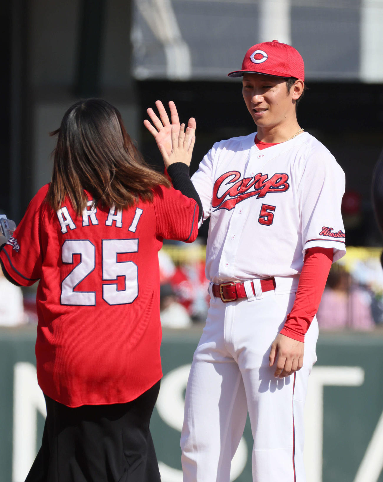 広島ファン感謝デー　オリックスにFA移籍が決まった西川も参加、ベースランニングするファンとハイタッチを行った（撮影・加藤孝規）
