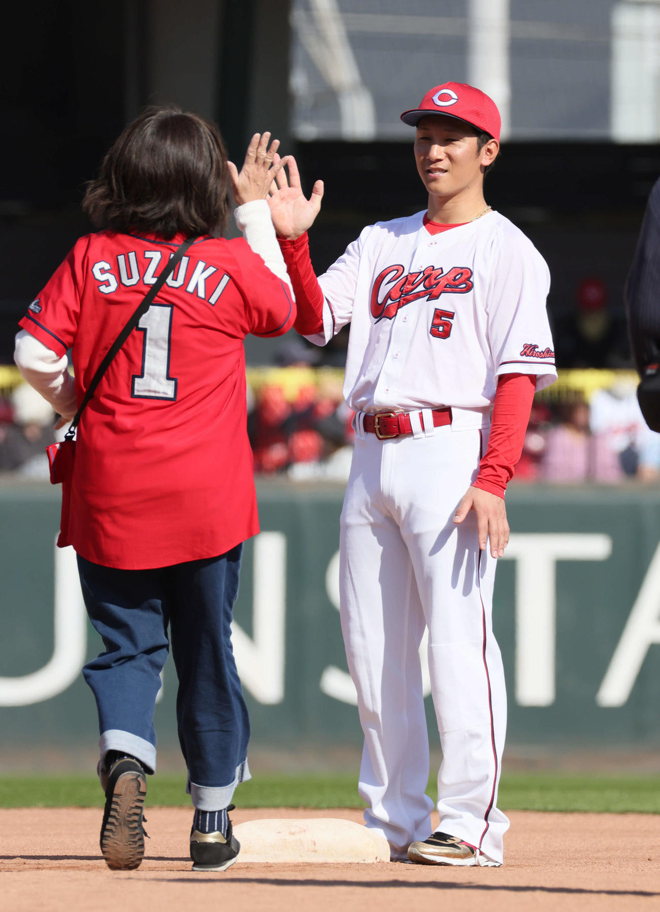 広島ファン感謝デー　オリックスにFA移籍が決まった西川も参加、ベースランニングするファンとハイタッチを行った（撮影・加藤孝規）