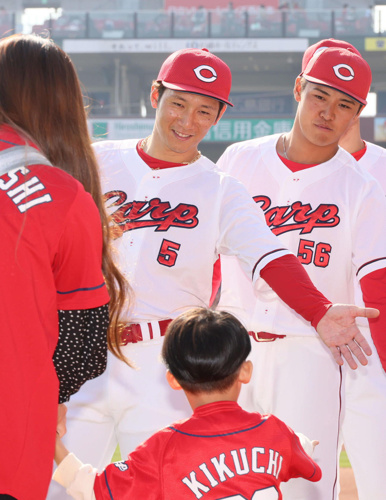 広島ファン感謝デー　オリックスにFA移籍が決まった西川龍馬（中央）も参加して、ファンとハイタッチを行った（撮影・加藤孝規）