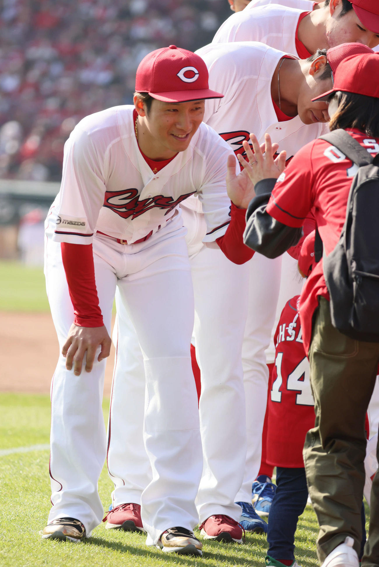 広島ファン感謝デー　オリックスにFA移籍が決まった西川龍馬も参加して、ファンとハイタッチを行った（撮影・加藤孝規）