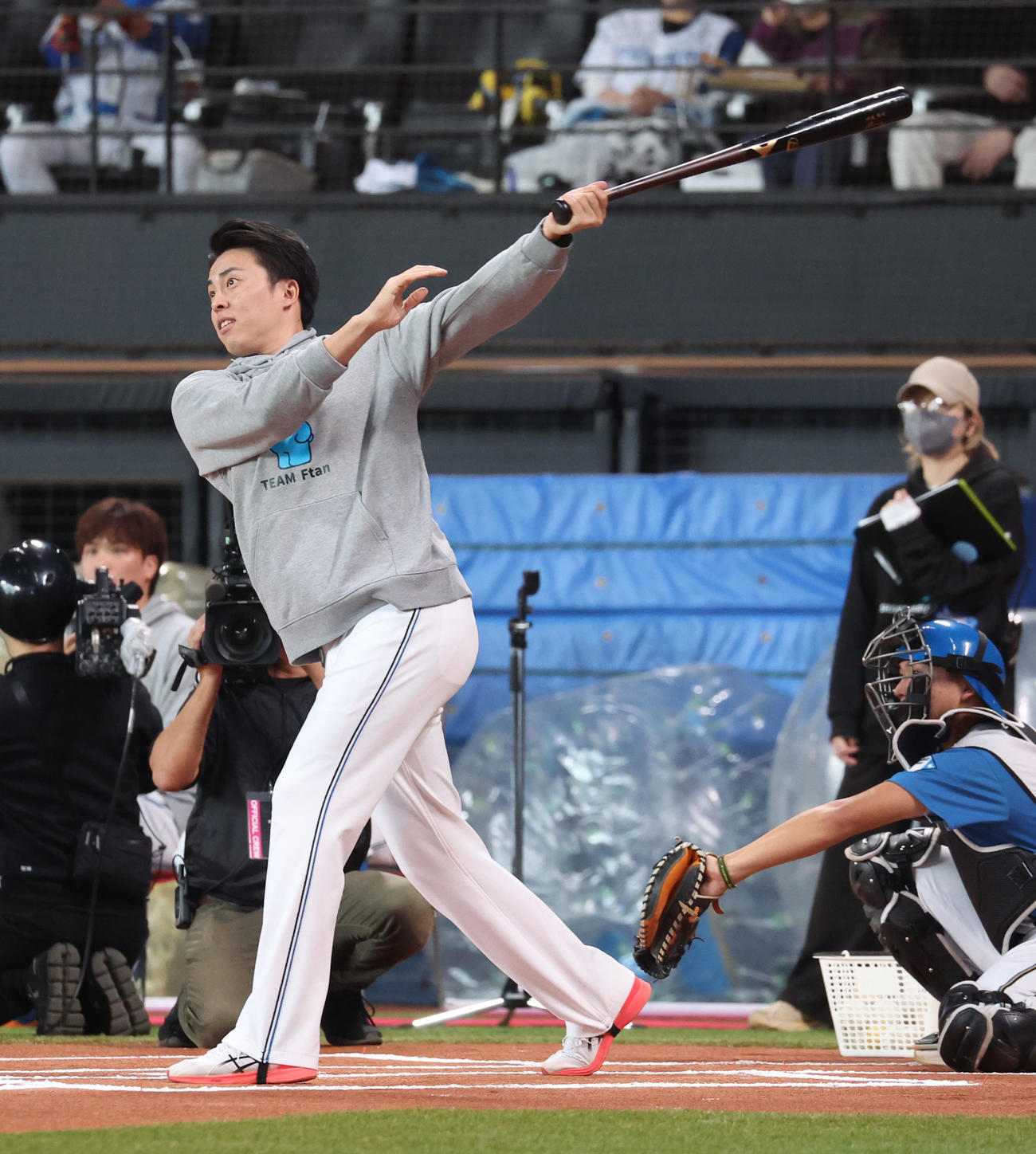 ファンフェスティバルのリアル野球盤で先制打を放つ田中正（撮影・佐藤翔太）