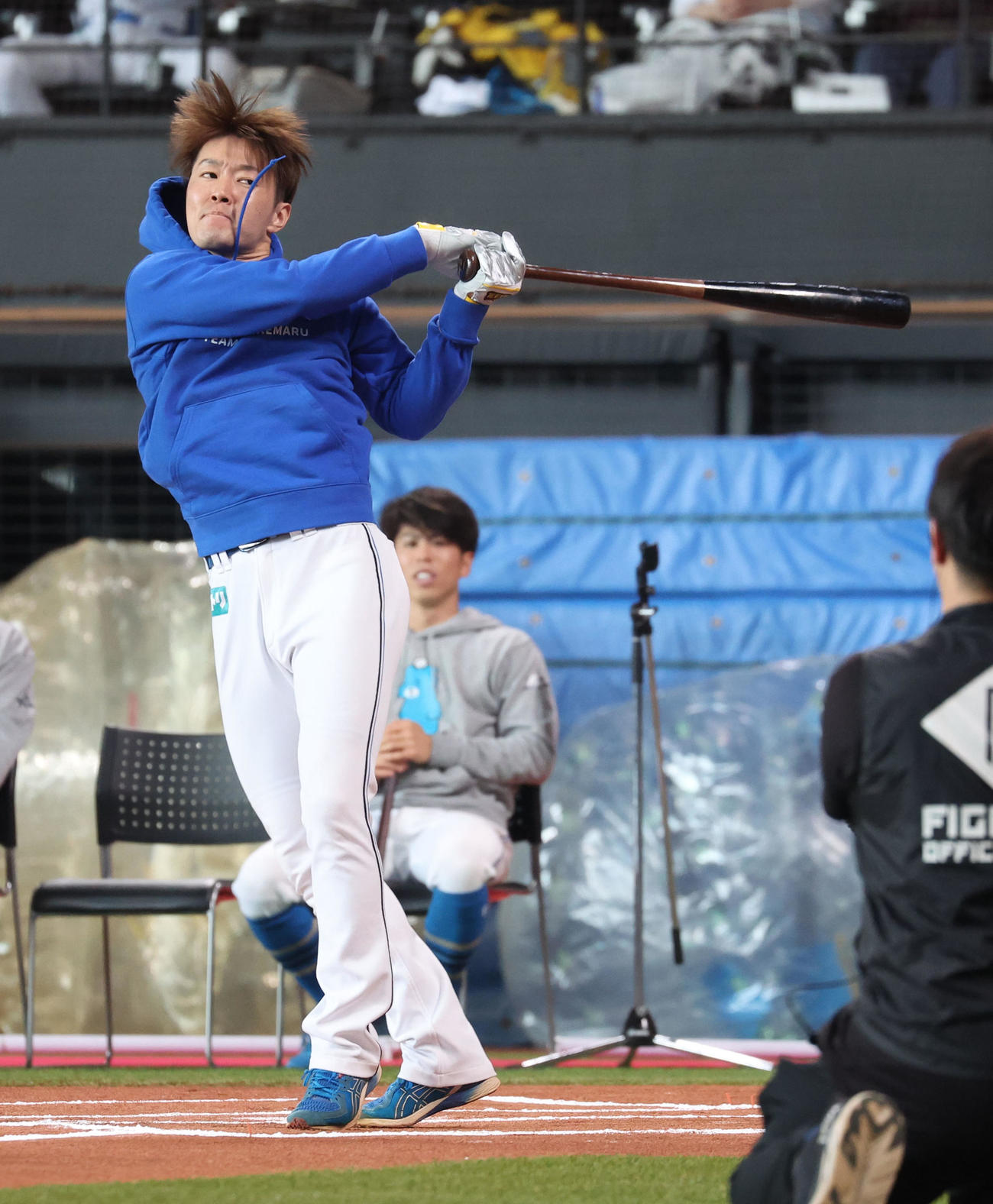 ファンフェスティバルのリアル野球盤で空振りする日本ハム玉井（撮影・佐藤翔太）