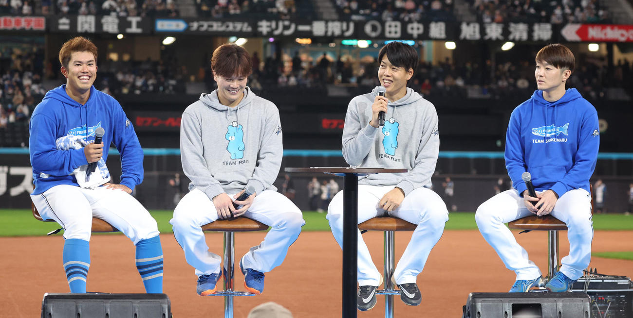 トークショーに参加する日本ハム今川、伏見、杉浦、玉井の道産子選手たち（撮影・佐藤翔太）