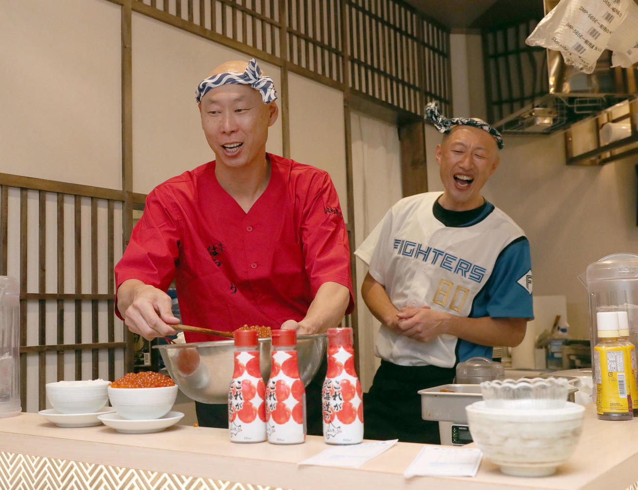 エスコンフィールド北海道の店舗で接客する日本ハム森本コーチ（撮影・佐藤翔太）