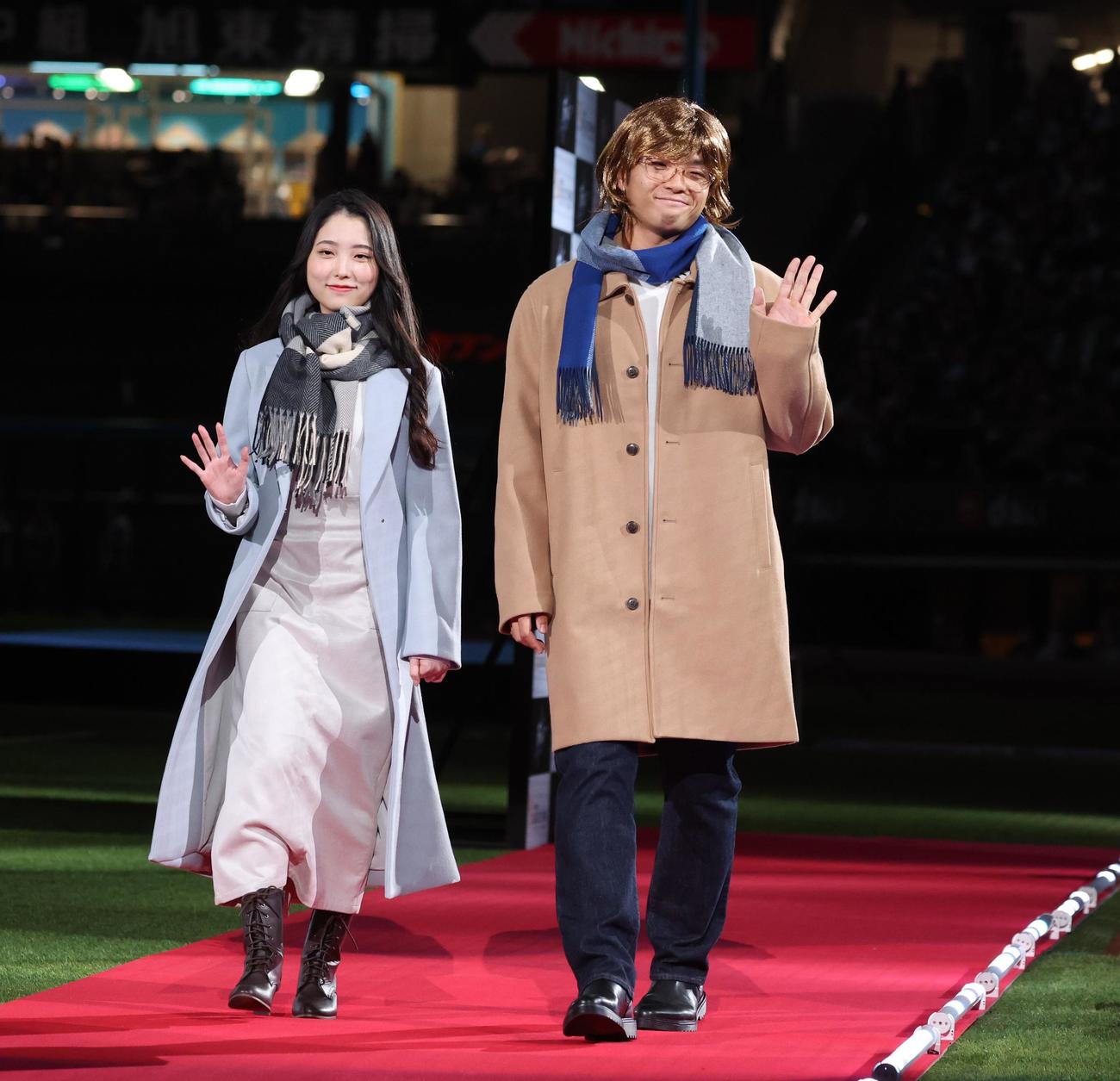 デートコーディネット対決でペ・ヨンジュンのコスプレで登場した郡司（撮影・黒川智章）
