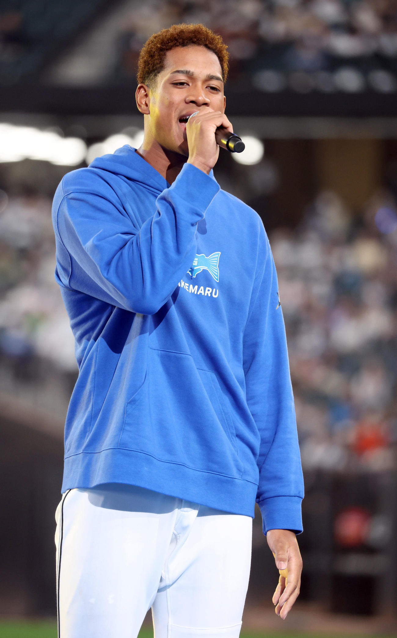 ファンフェスティバルでカラオケを披露する日本ハム万波（撮影・佐藤翔太）